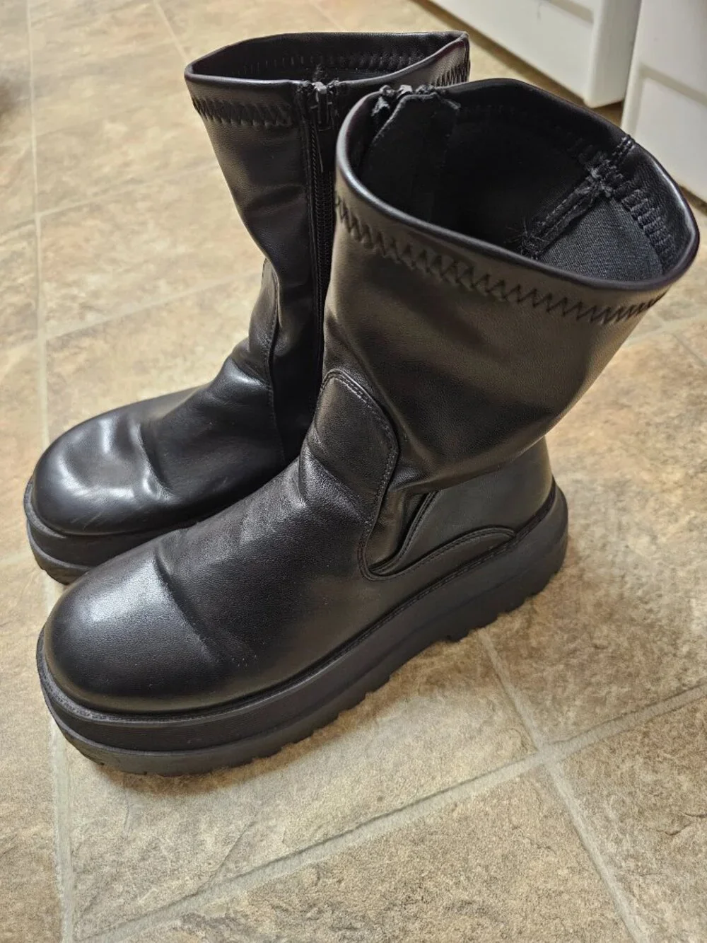 Unbranded black platform